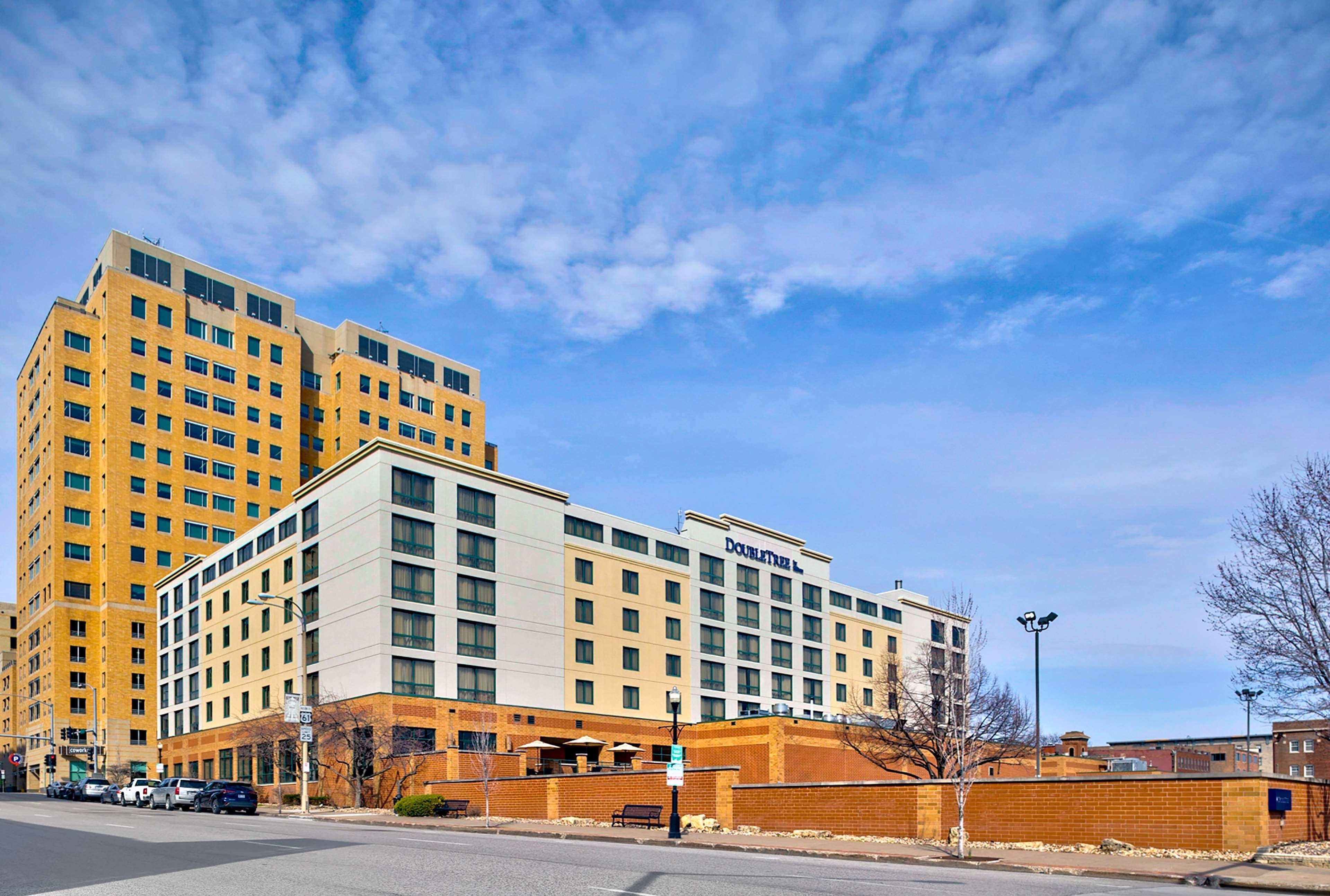 Doubletree By Hilton Davenport Hotel Exterior foto