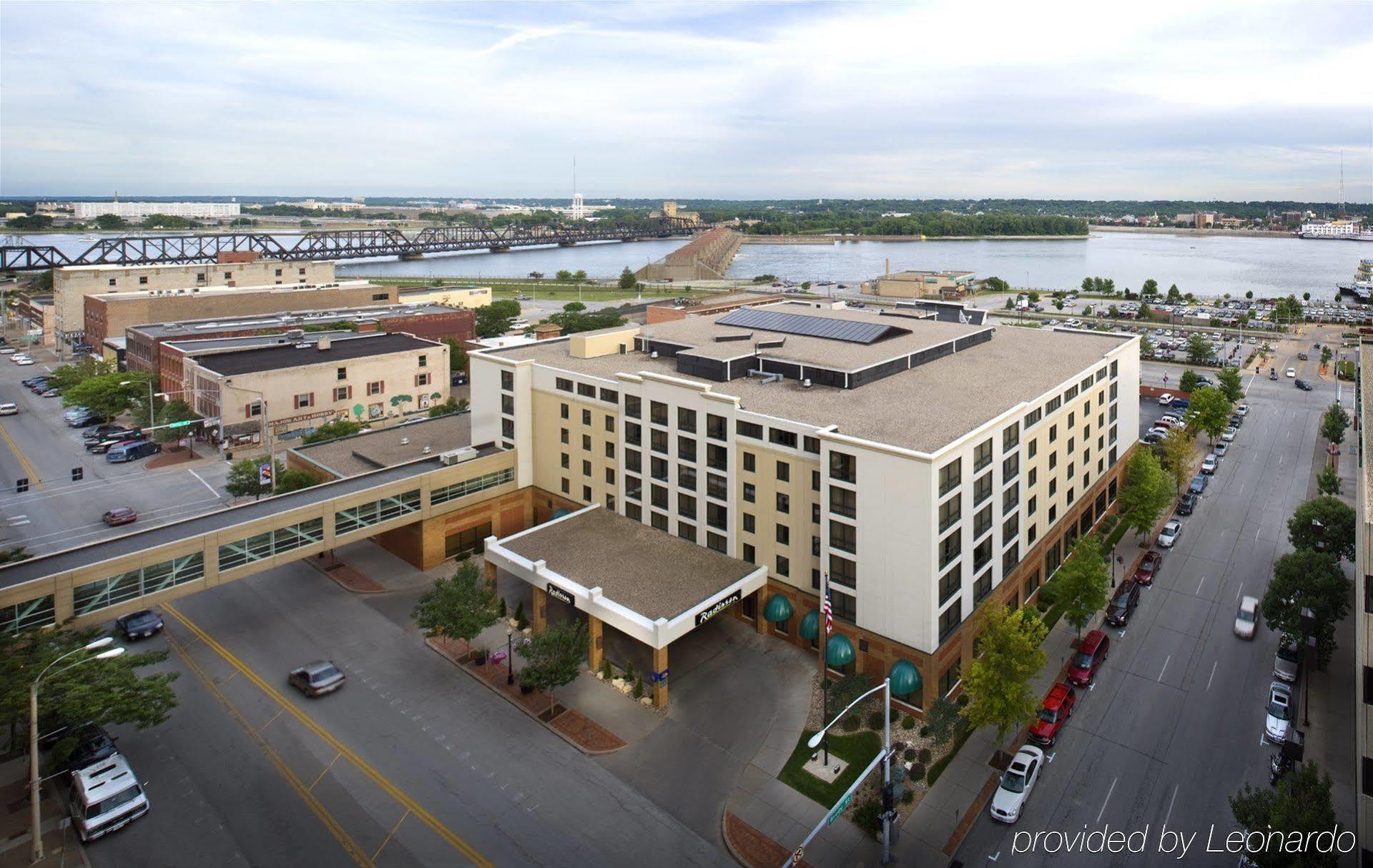 Doubletree By Hilton Davenport Hotel Exterior foto